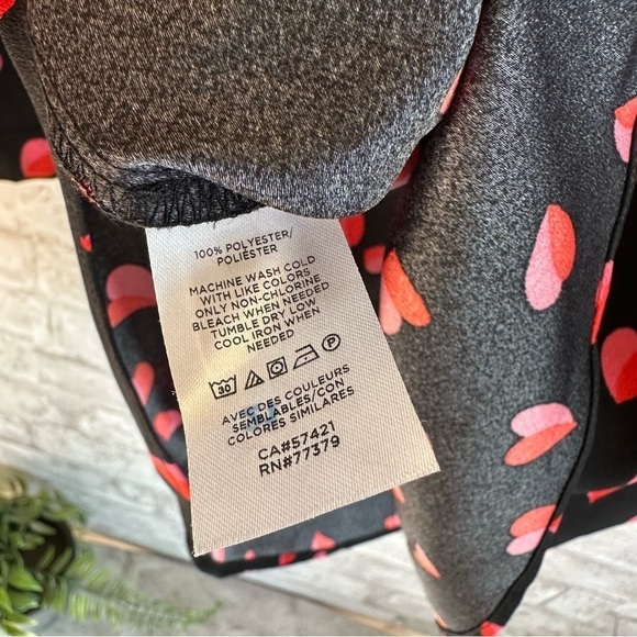 Ann Taylor heart novelty print blouse women’s size XS NWT black red and pink - Picture 4 of 6